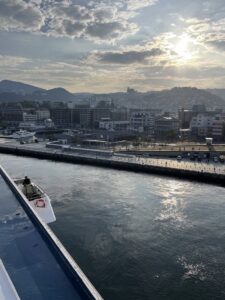 飛鳥Ⅱ長崎から出港様子とタグボート