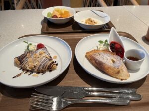 飛鳥Ⅱでの朝食のクレープとフレンチトースト
