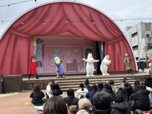エンマの劇場でのショーの様子